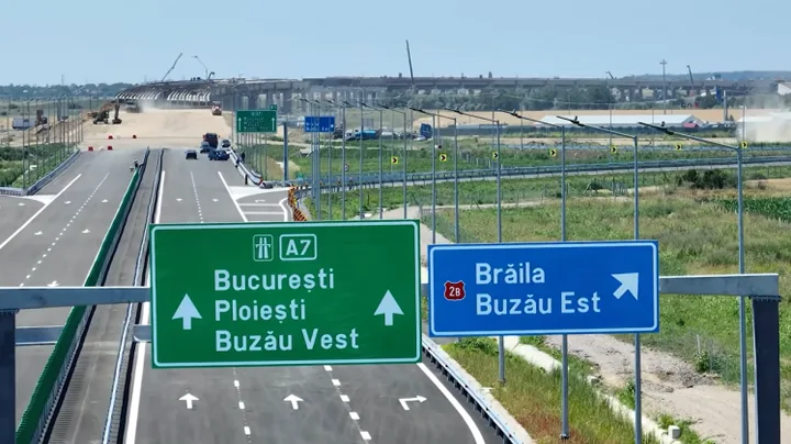 Semne de circulație pe Drumul Expres Buzău–Brăila, indicând direcțiile de mers.