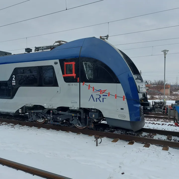 Interiorul unei rame electrice interregionale, cu panouri de control vizibile.