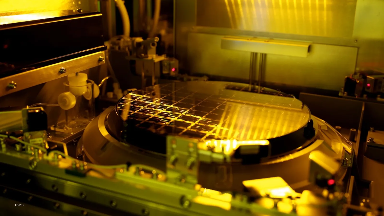 Fabrica TSMC în timpul procesului de producție a cipurilor avansate.