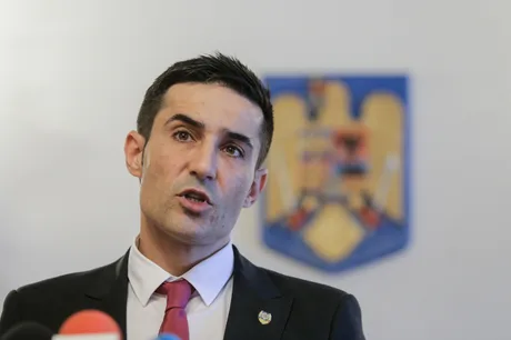 Claudiu Manda discutând despre demisia premierului Ilie Bolojan.