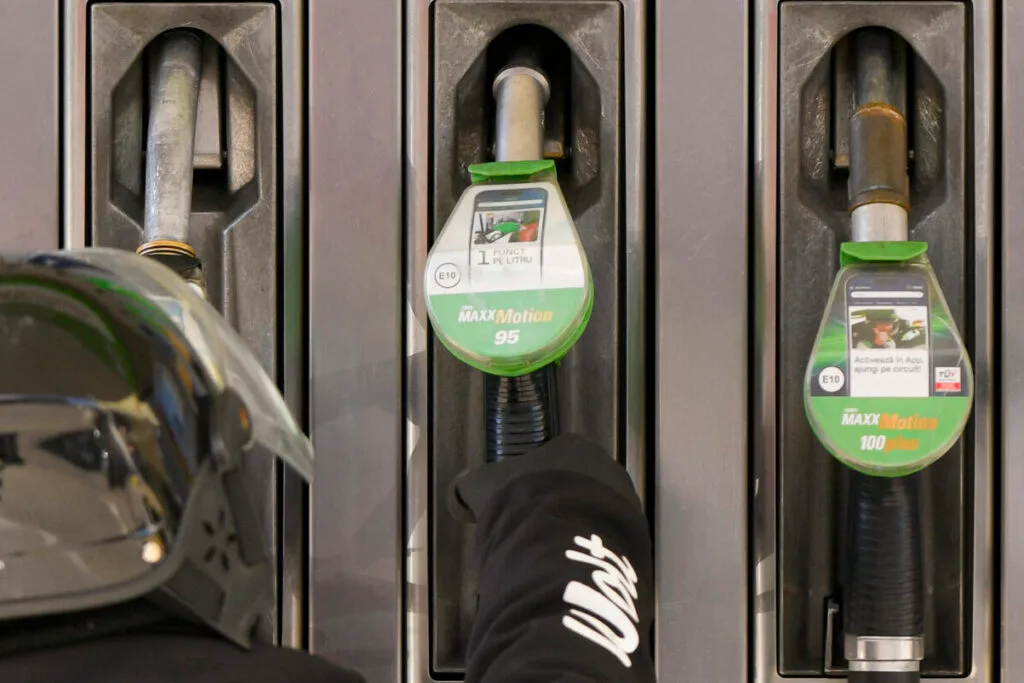 Prețurile motorinei cresc rapid din cauza cererii mari și a tensiunilor internaționale.