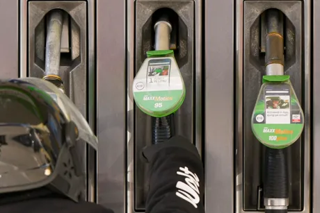 Prețurile motorinei cresc rapid din cauza cererii mari și a tensiunilor internaționale.