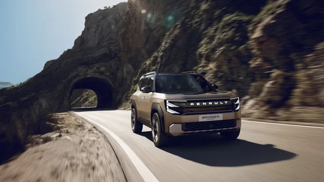 Modelul Bridger pe un drum montan, evidențiind designul său modern.