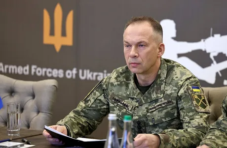 Comandantul armatei ucrainene discutând despre strategia militară.