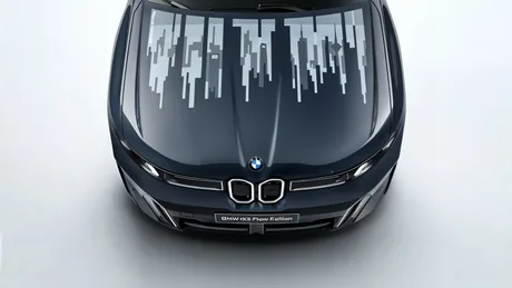 Capota BMW iX3 Flow Edition cu tehnologie E-Ink, schimbându-și aspectul la apăsarea unui buton.