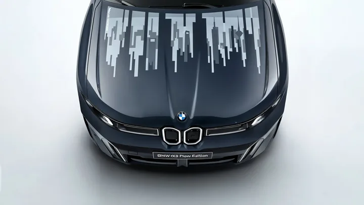 Capota BMW iX3 Flow Edition cu tehnologie E-Ink, schimbându-și aspectul la apăsarea unui buton.