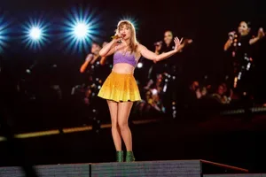 Artista pe scenă, captivând publicul cu un spectacol vibrant.