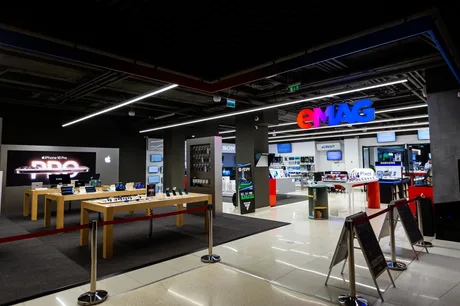 Spațiu comercial eMAG, cu produse electronice expuse și iluminare modernă.