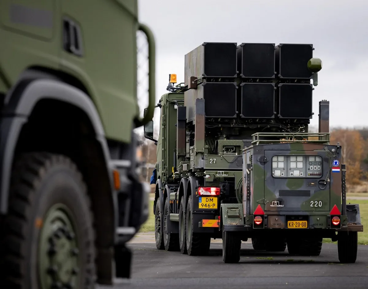 Sisteme de apărare antiaeriană pregătite pentru interceptarea amenințărilor aeriene.