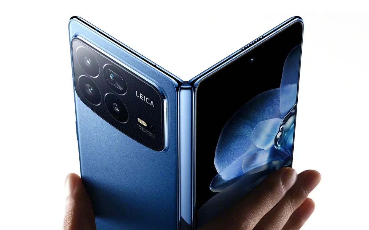 Un smartphone pliabil elegant, cu un design modern și camere avansate.