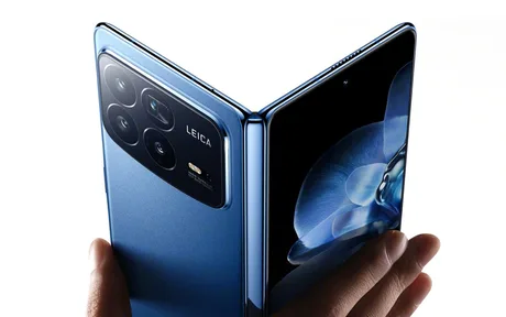 Un smartphone pliabil elegant, cu un design modern și camere avansate.