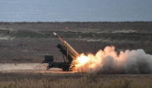 Zelenski discută despre impactul conflictului din Iran asupra apărării Ucrainei.