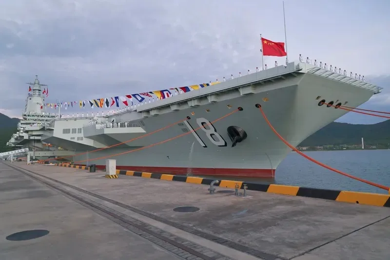 Portavionul chinezesc anunțat, simbol al modernizării navale și strategiei militare.