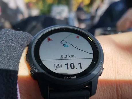 Ceas Garmin afișând informații despre antrenament și navigație.