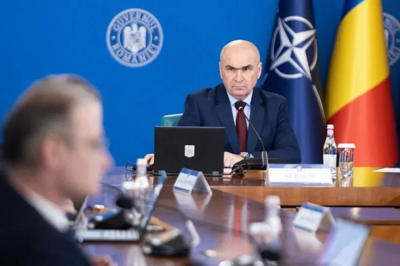 Ilie Bolojan la o ședință de guvern, discutând despre PNRR.