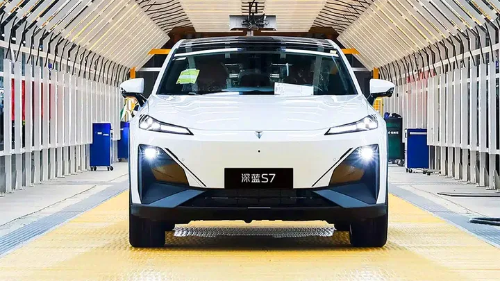 Un vehicul electric modern în proces de asamblare într-o fabrică auto din China.