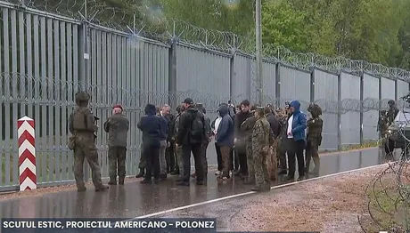 Oficiali polonezi și americani discutând la granița cu Belarus.