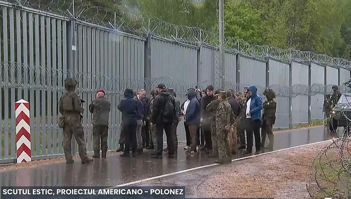 Oficiali polonezi și americani discutând la granița cu Belarus.