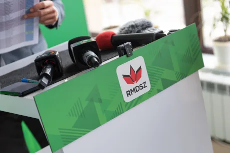 Stand de presă UDMR cu microfoane și echipamente de transmisie.