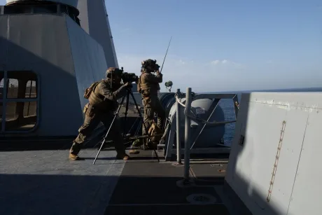 Marinari observați pe o navă în Golful Persic, în contextul tensiunilor maritime.