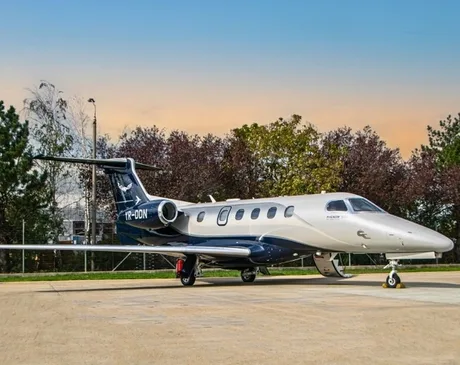 Avion Embraer Phenom 300 pregătit pentru zboruri charter internaționale.