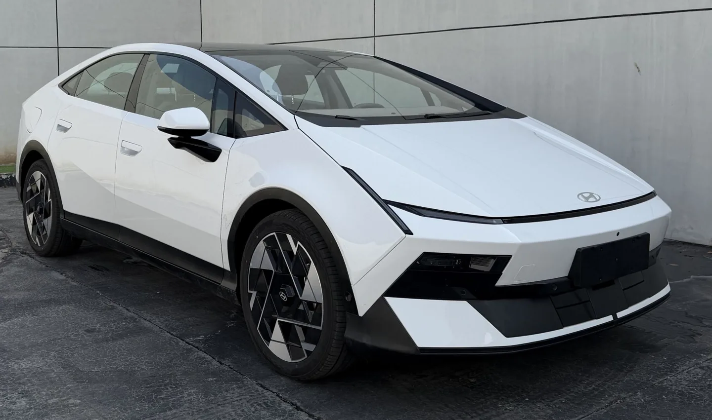 Sedan electric IONIQ V cu design modern și tehnologie avansată de încărcare.