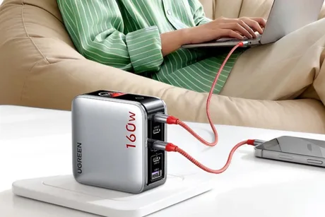 Încărcător GaN Ugreen de 160W cu cinci porturi și afișaj pentru monitorizarea încărcării.