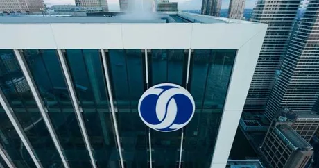 Sediul Băncii Europene de Reconstrucție și Dezvoltare în oraș modern.