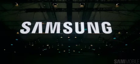 Logo-ul Samsung iluminat pe un fundal întunecat, evidențiind inovația tehnologică.