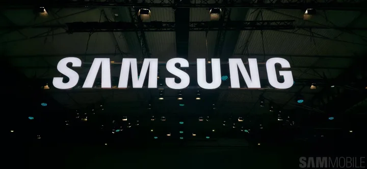 Logo-ul Samsung iluminat pe un fundal întunecat, evidențiind inovația tehnologică.