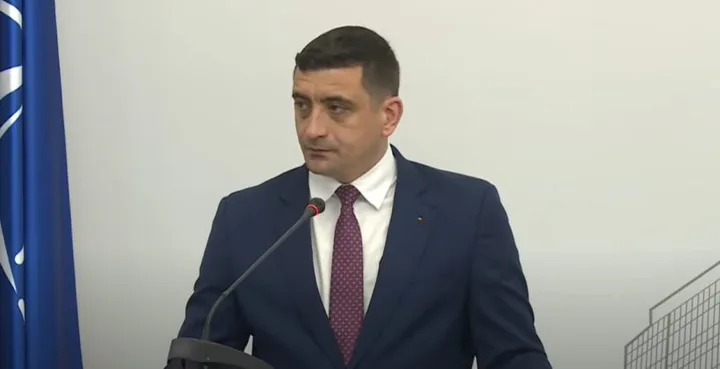 George Simion discutând despre reformele propuse de AUR în Parlament.