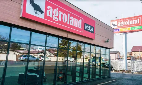 Fațada magazinului Agroland MEGA, cu vitrine mari și logo vizibil.