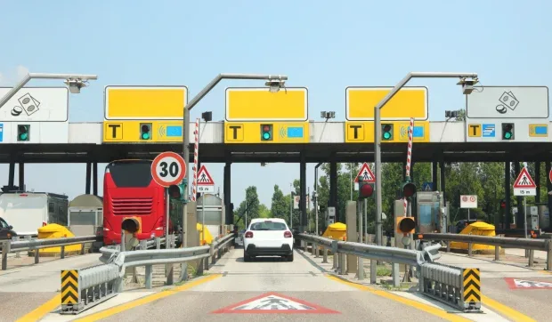 Barierele de taxare pe autostrăzile din Italia, cu semne de circulație vizibile.
