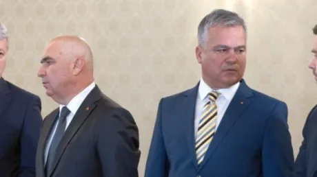 Adrian Veștea și alți lideri PNL discutând despre viitorul partidului după moțiunea de cenzură.