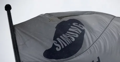 Steag Samsung fluturând în vânt, simbolizând investiția în Vietnam.