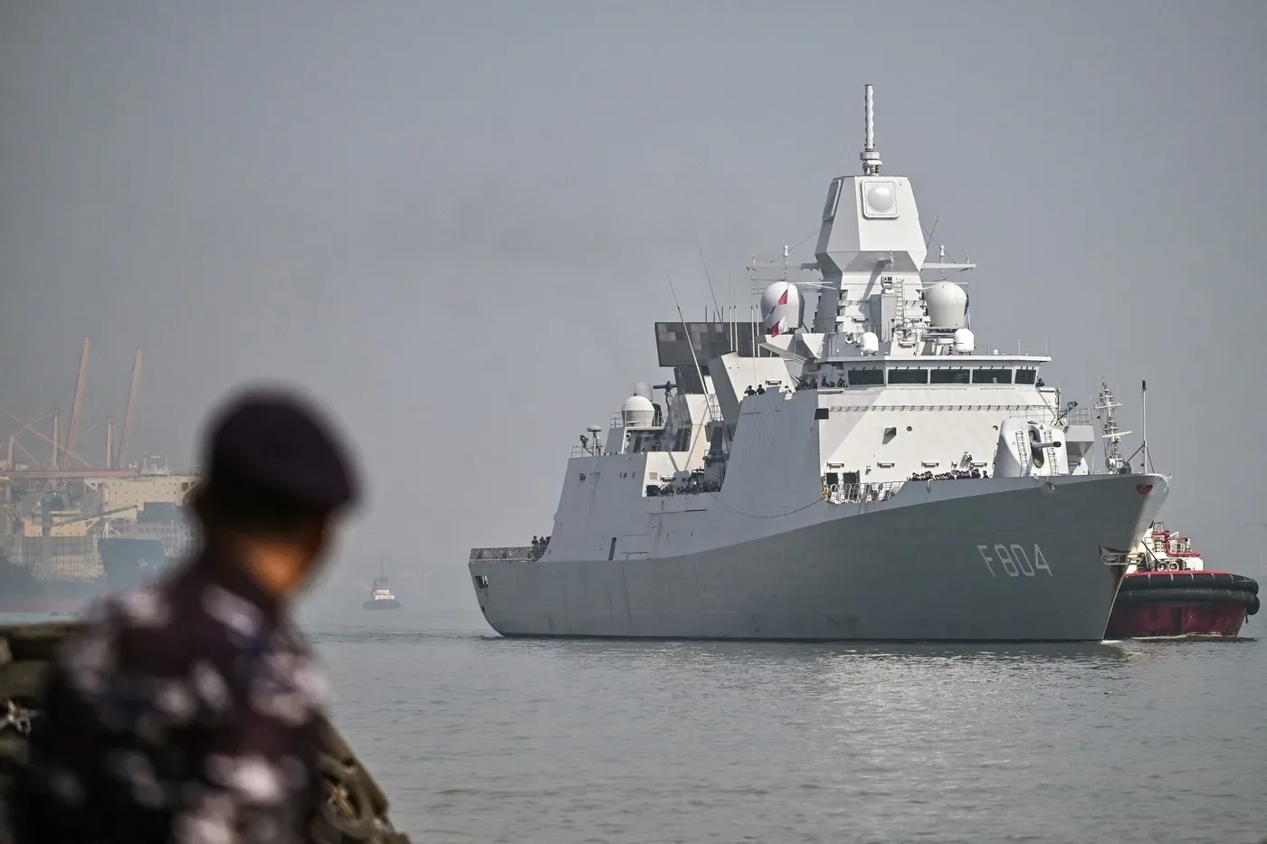 Fregata olandeză navigând în Marea Chinei de Sud, în contextul tensiunilor regionale.