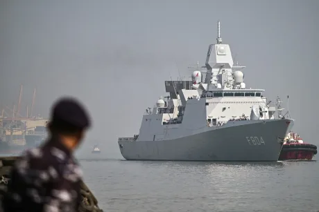Fregata olandeză navigând în Marea Chinei de Sud, în contextul tensiunilor regionale.