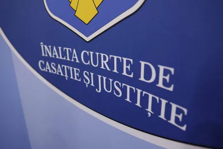 Sigla Înaltei Curți de Casație și Justiție pe fundal albastru.