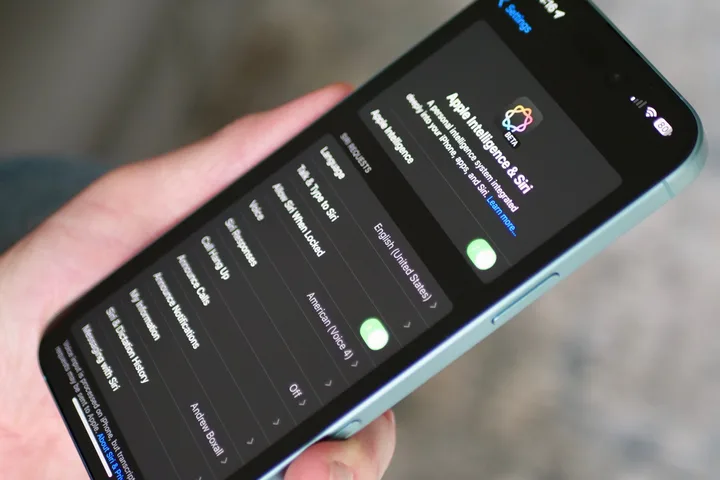 Ecranul unui telefon arătând setările Apple Intelligence 2.0 și Siri.