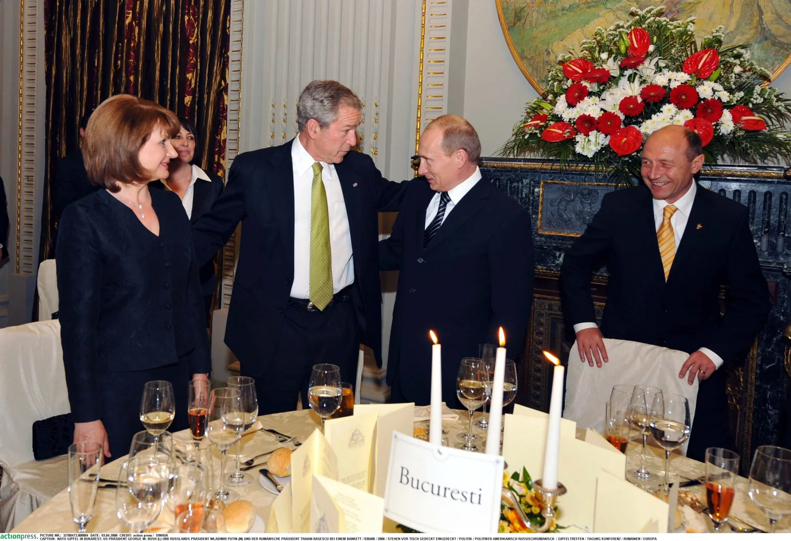 Negocieri tensionate între lideri internaționali la un dineu oficial.