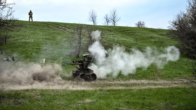 Roboți militari în acțiune pe câmpul de luptă, demonstrând tehnologia avansată.