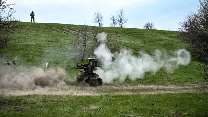 Roboți militari în acțiune pe câmpul de luptă, demonstrând tehnologia avansată.