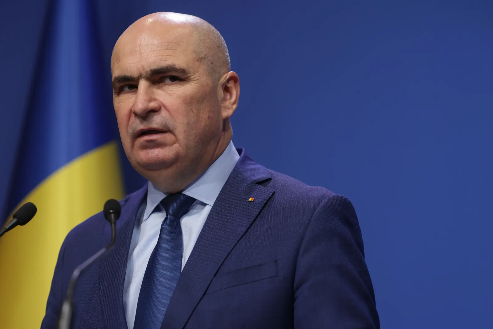 Analiză a crizei politice și economice din România, cu impact asupra coaliției Bolojan.