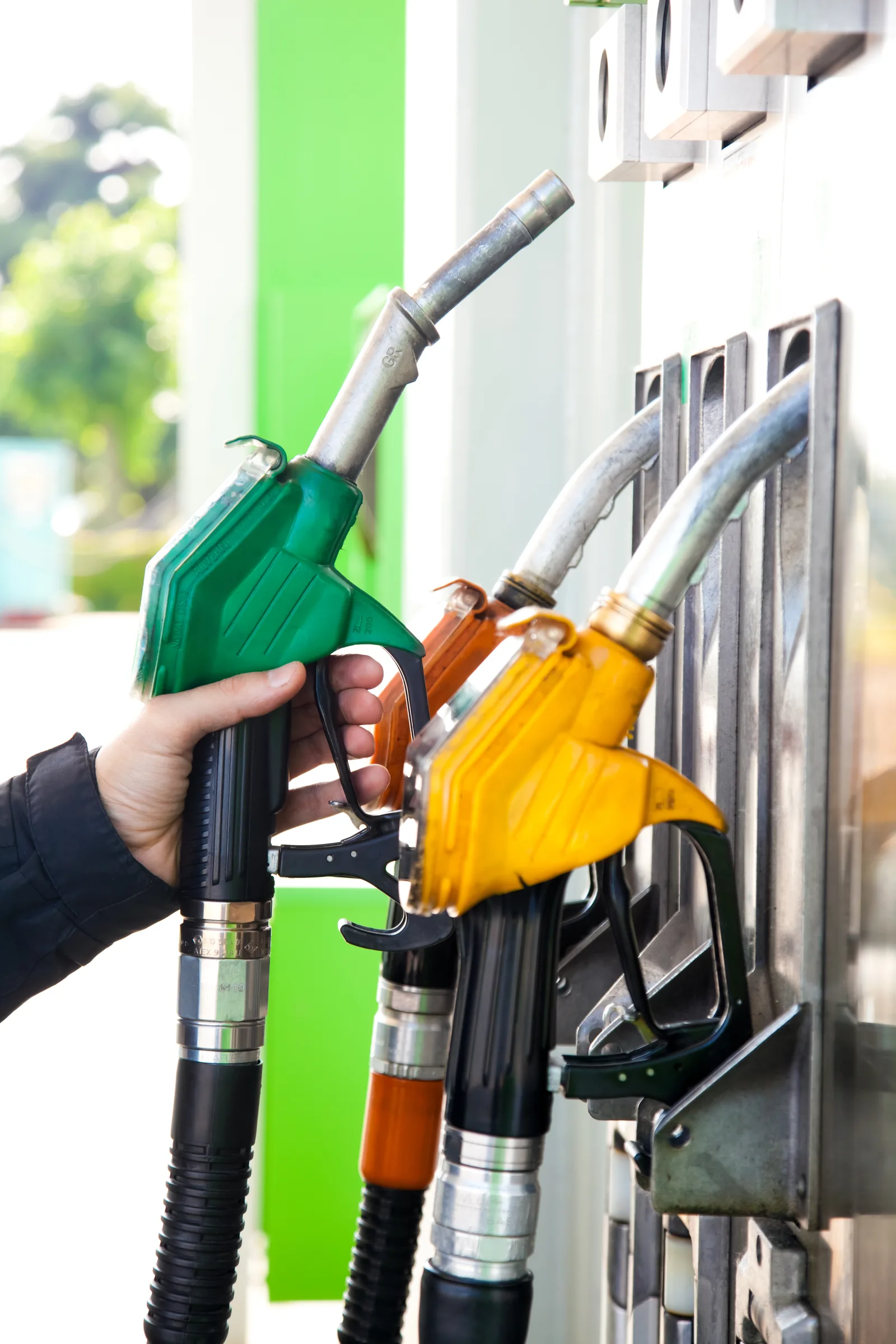 Dispozitive de alimentare cu motorină la o stație de carburant.