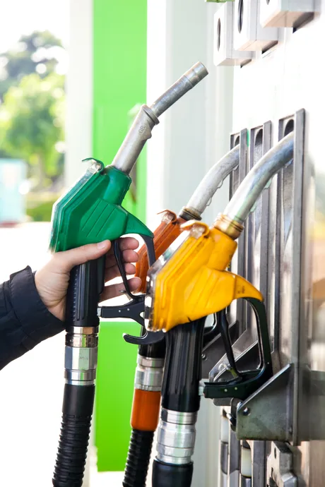 Dispozitive de alimentare cu motorină la o stație de carburant.