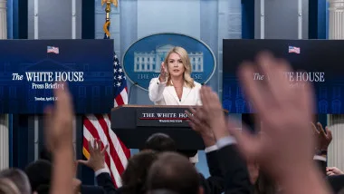 Purtătoarea de cuvânt a Casei Albe răspunde întrebărilor jurnaliștilor.