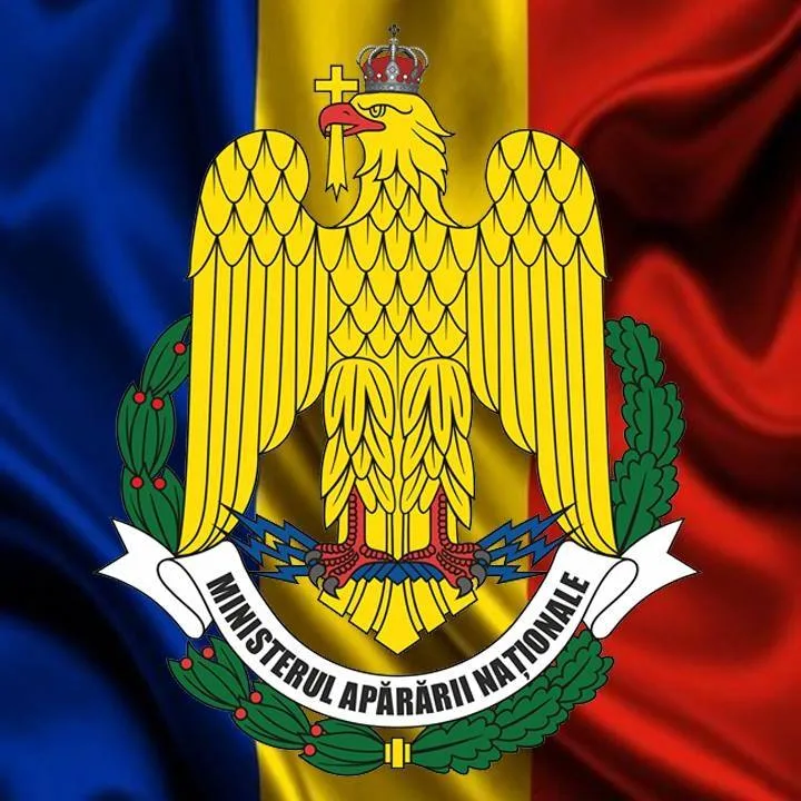 Sigla Ministerului Apărării Naționale pe fundalul drapelului României.