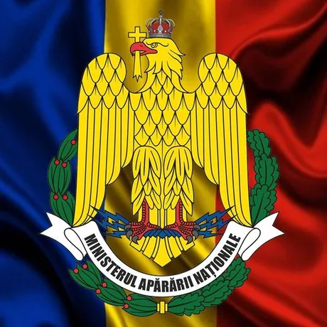 Sigla Ministerului Apărării Naționale pe fundalul drapelului României.