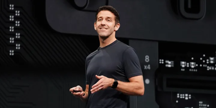 John Ternus discutând despre viitoarele produse Apple în cadrul unui eveniment.