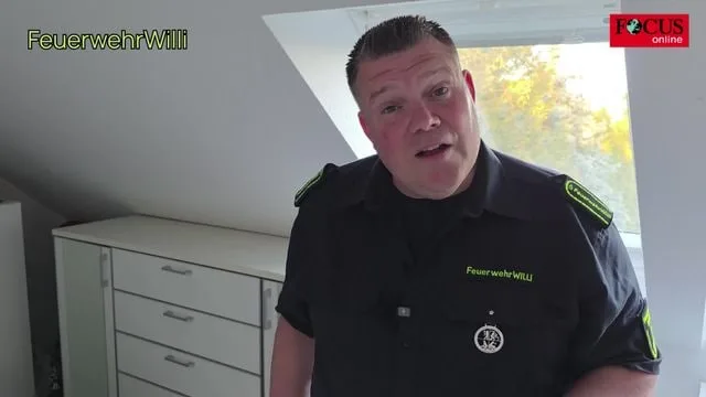 Pompier discutând despre riscurile telefoanelor vechi.